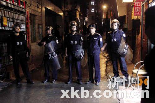 广州抢劫疑犯迎枪反抗 群警持盾牌封街抓捕(图) 广州抢劫疑犯迎枪反抗 群警持盾牌封街抓捕(图)