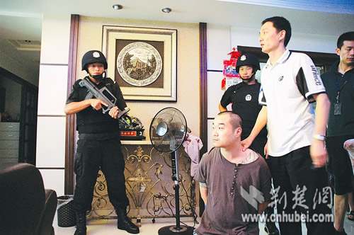 隐匿江城的台湾电信诈骗“教父”罗世刚在其汉口家中落网