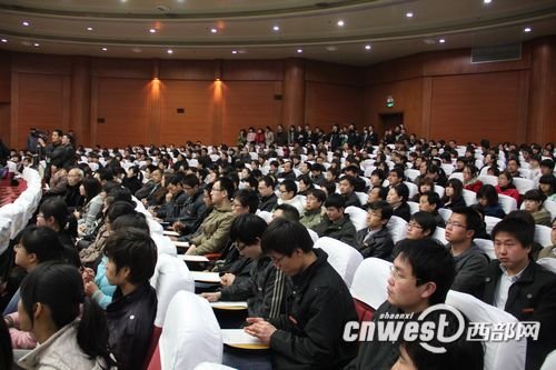 庭审现场药家鑫叙述案情时流下眼泪(组图)