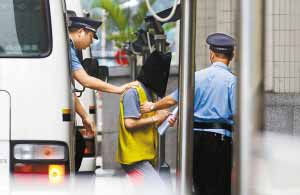 被告人被押往法庭受审。