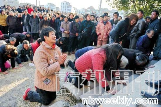 寨桥村部分村民在钱家门口长跪表达冤情,身后是大量前来围观的民众。 寨桥村部分村民在钱家门口长跪表达冤情,身后是大量前来围观的民众。