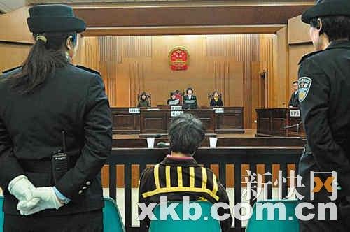 广州妈妈错手捂死女儿获轻判 庭上两度晕倒