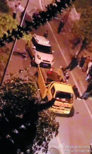 广州三男夜抢独行女 小车撞过去一死两伤
