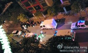广州三男夜抢独行女 小车撞过去一死两伤