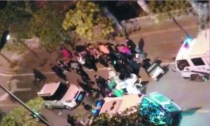 广州三男夜抢独行女 小车撞过去一死两伤