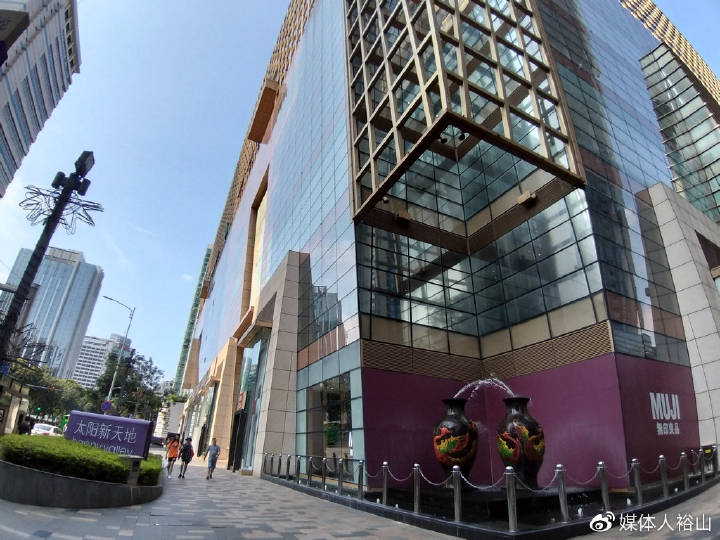 百嘉信集团的孙公司拥有的太阳新天地，是广州珠江新城地区最大商业项目。刘虎 摄