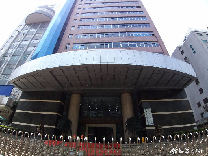 广州市市场监督管理局因拒绝变更工商登记，被百嘉信集团告上法庭。刘虎 摄